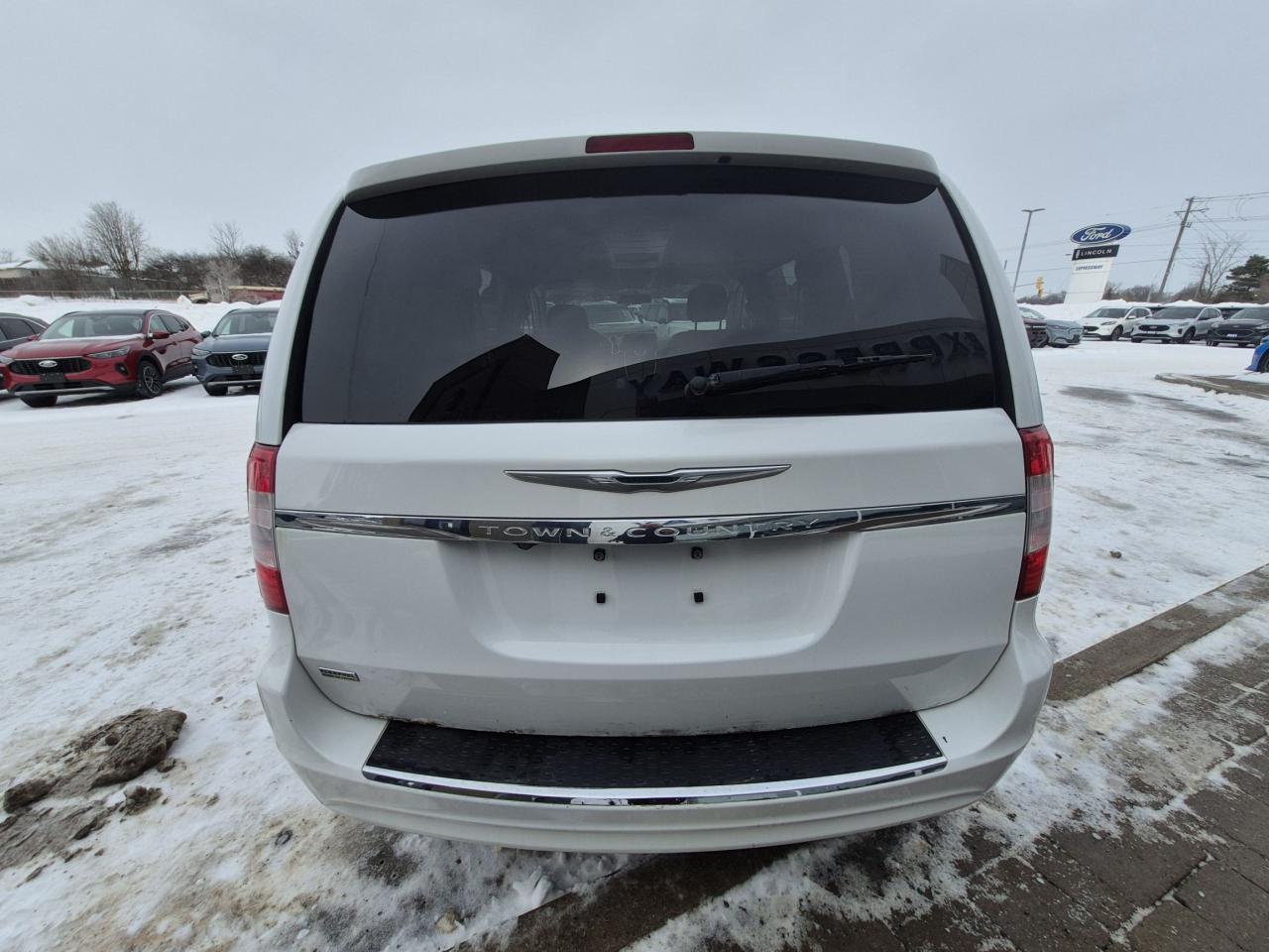 2014 Chrysler Town & Country TOURING, LEATHER, LOCAL TRADE, AS TRADED Photo4