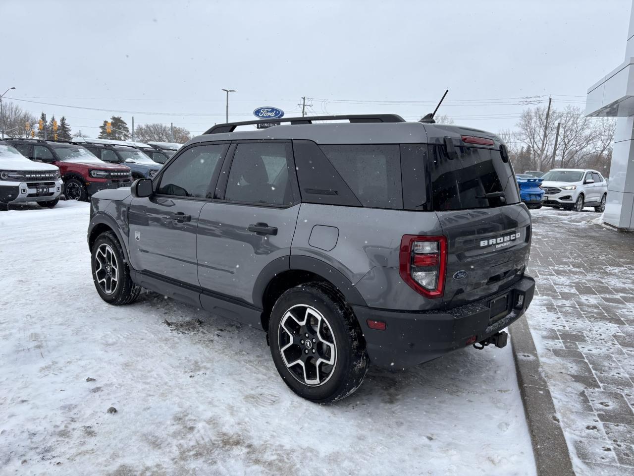 2021 Ford Bronco BIG BEND, 18" RIMS, ROOF, TRAILER HITCH, 1 OWNER! Photo4