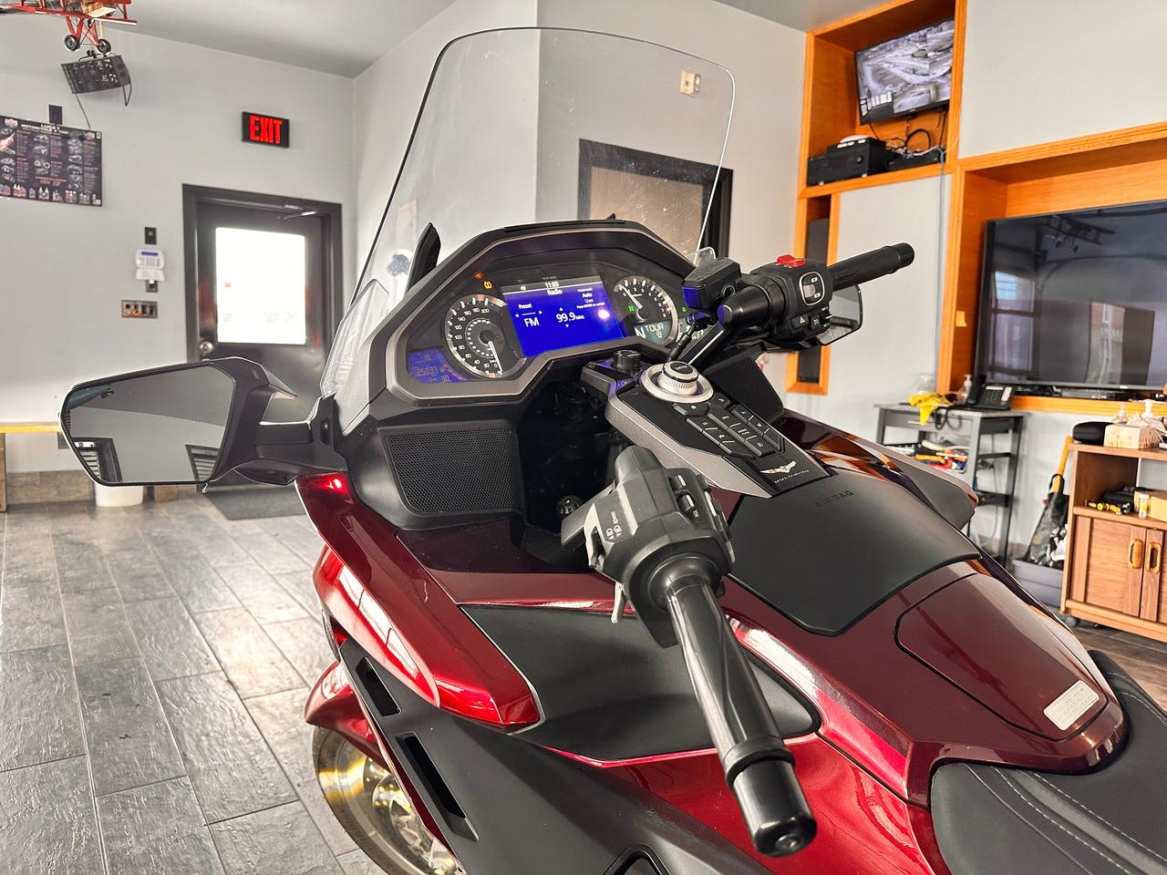 2023 Honda GL1800 FULLY FINANCEABLE, AUTOMATIC , ONE OWNER! Photo