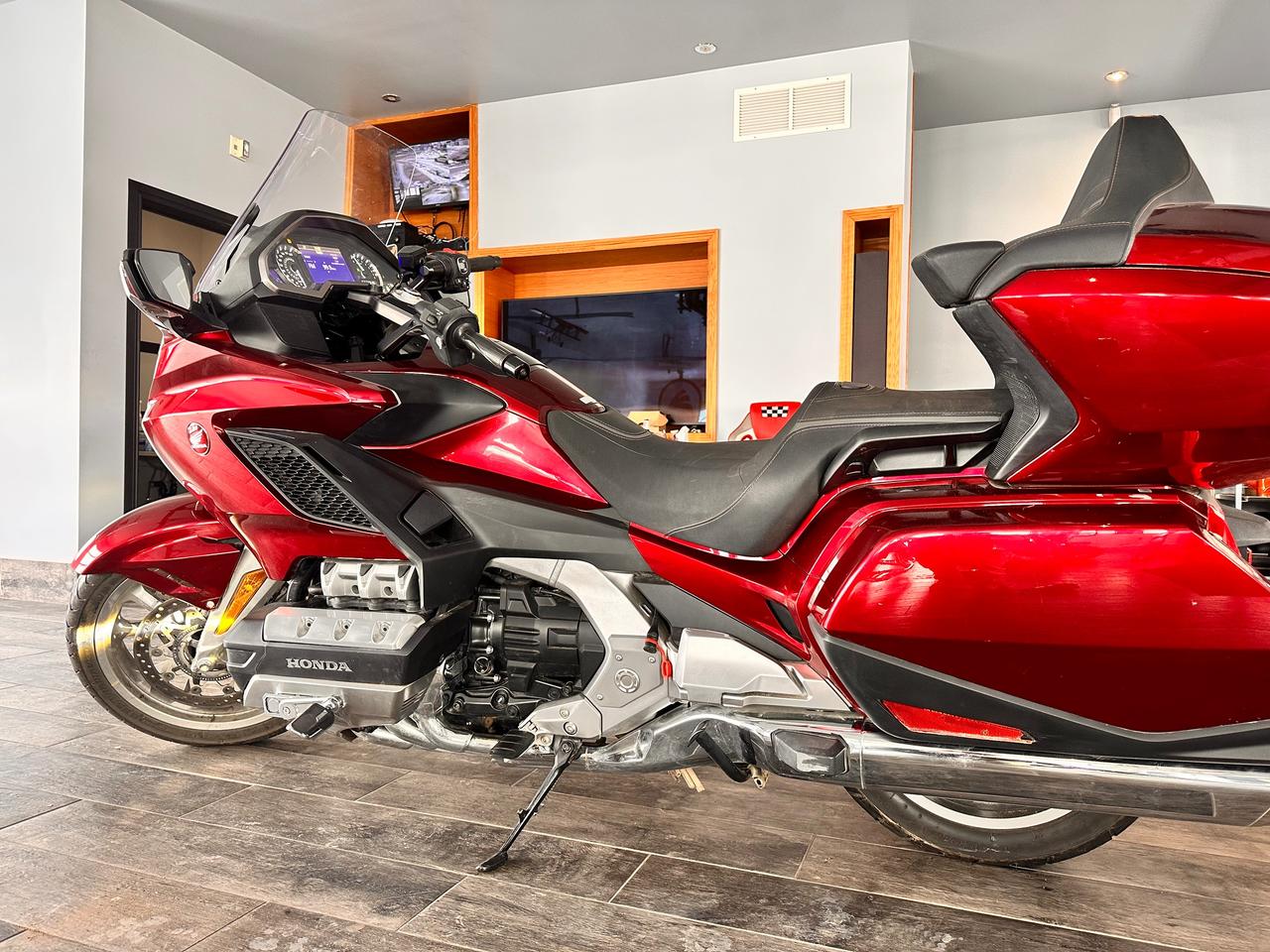 2023 Honda GL1800 FULLY FINANCEABLE, AUTOMATIC , ONE OWNER! Photo