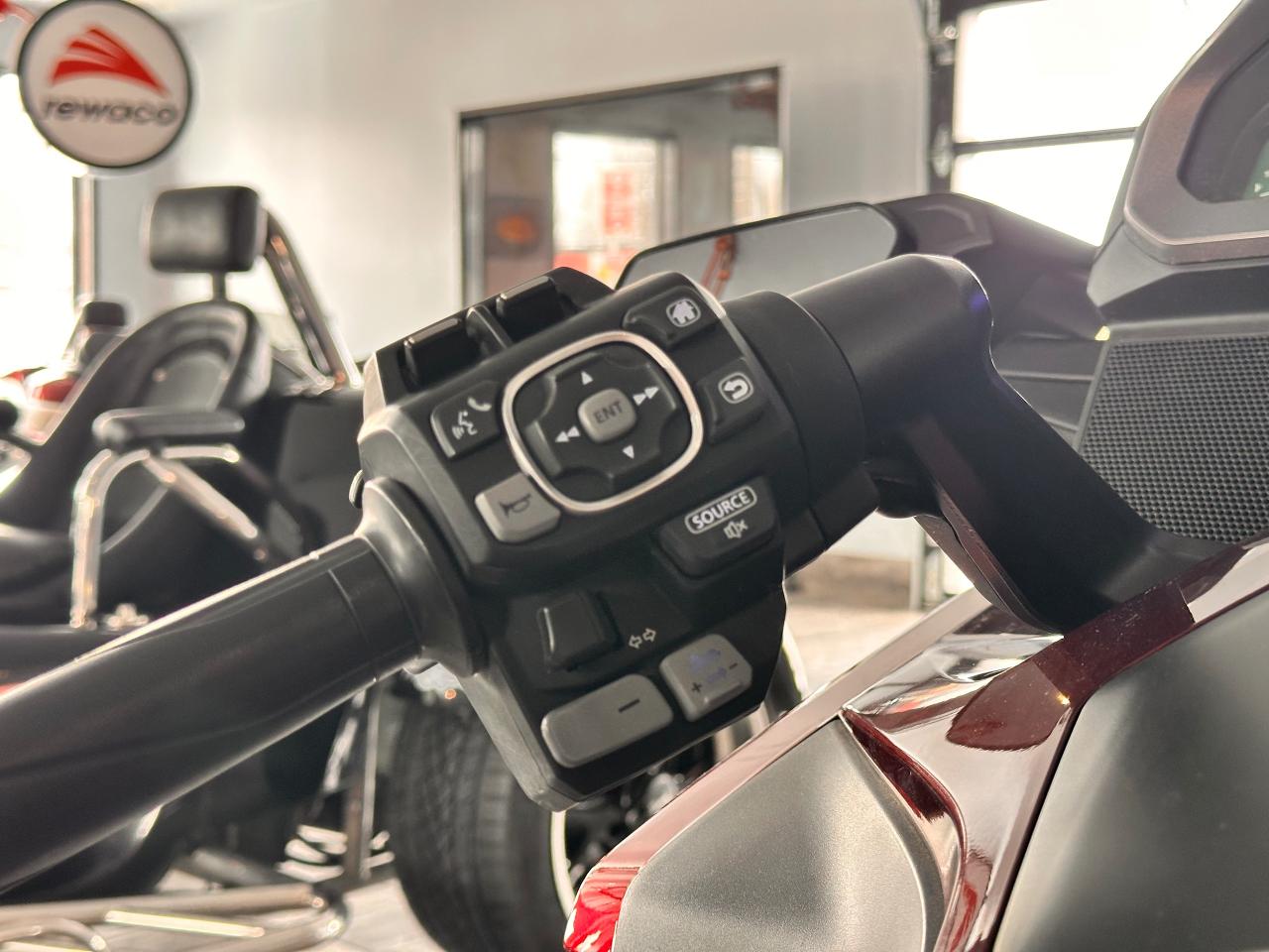 2023 Honda GL1800 FULLY FINANCEABLE, LOW KM'S, ONE OWNER! Photo