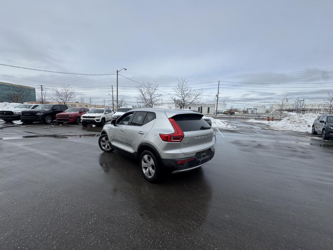 2019 Volvo XC40 MOMENTUM T5 AWD LEATHER PAN/ROOF B/SPOT CARPLAY Photo3