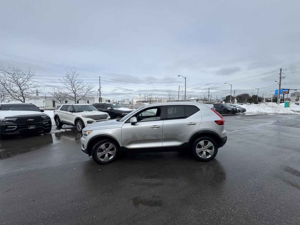 2019 Volvo XC40 MOMENTUM T5 AWD LEATHER PAN/ROOF B/SPOT CARPLAY Photo4