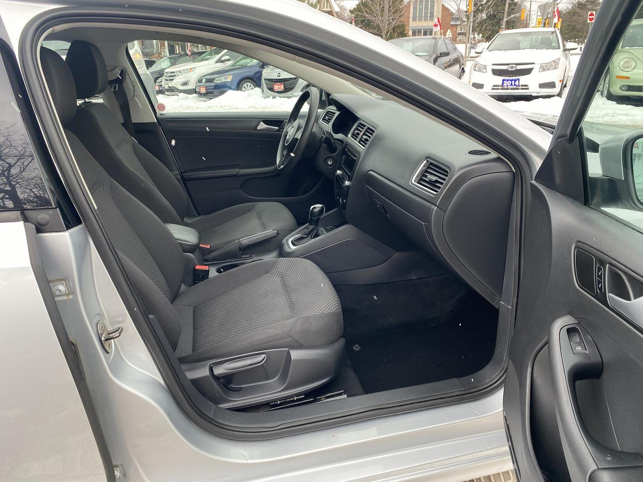 2014 Volkswagen Jetta Trendline/LOW KM/Automatic/2.0L Gas Saver Photo