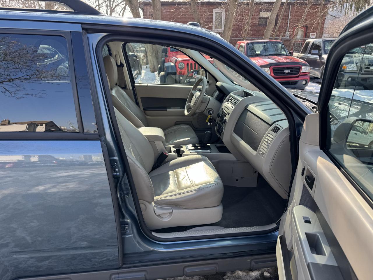 2011 Ford Escape XLT LEATHER V6 Photo