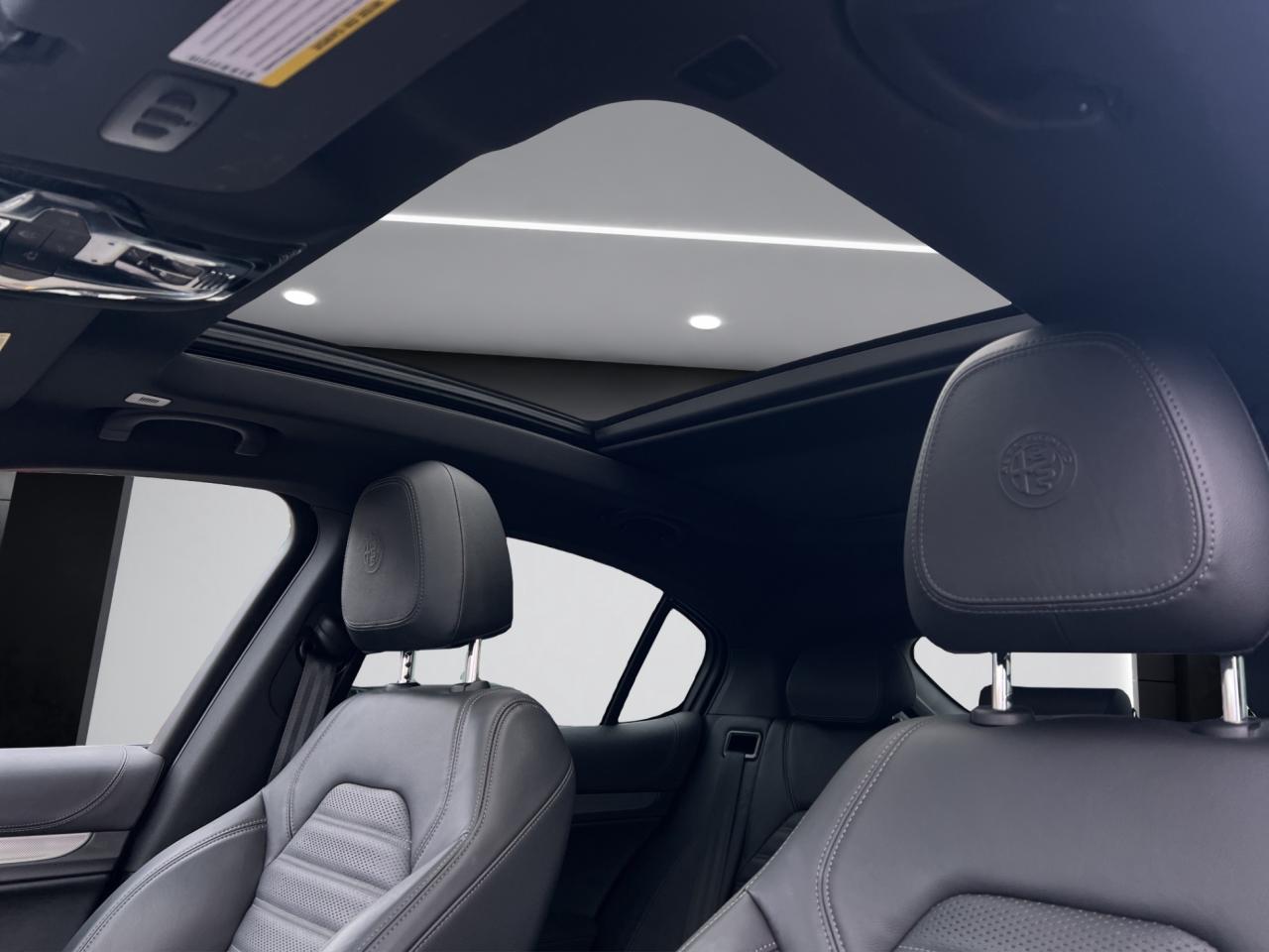 2022 Alfa Romeo Stelvio VELOCE AWD - Blind Spot Monitor - Navigation !!! Photo