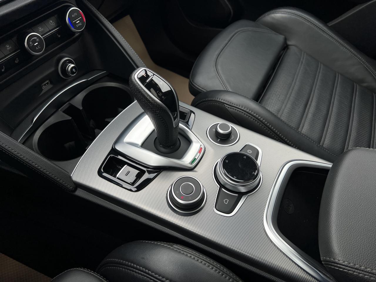 2022 Alfa Romeo Stelvio VELOCE AWD - Blind Spot Monitor - Navigation !!! Photo