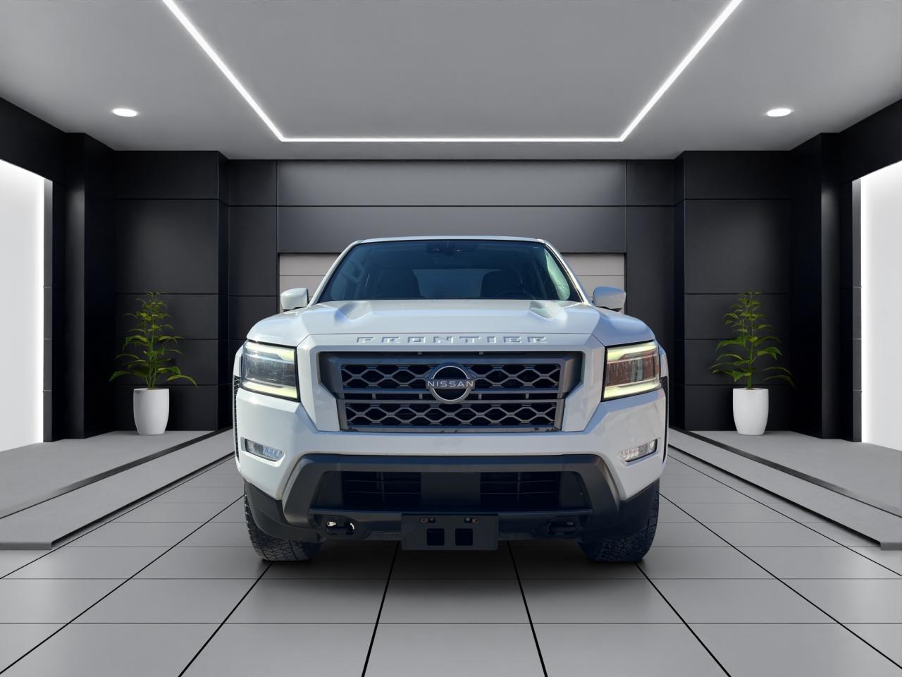 2022 Nissan Frontier SV PKG - CREW CAB STD BED - Blind Spot Monitor !! Photo