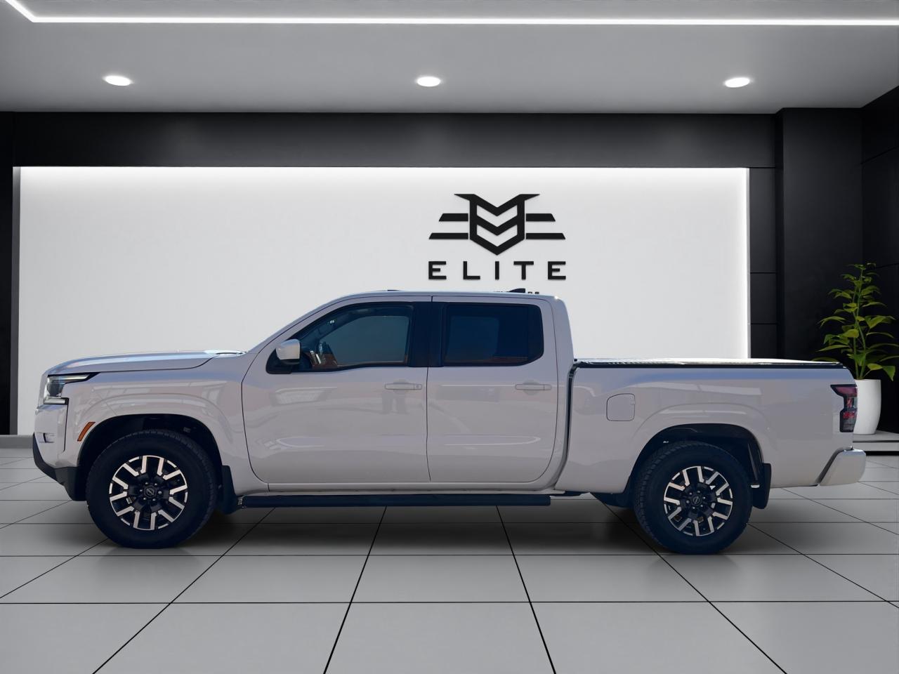 2022 Nissan Frontier SV PKG - CREW CAB STD BED - Blind Spot Monitor !! Photo