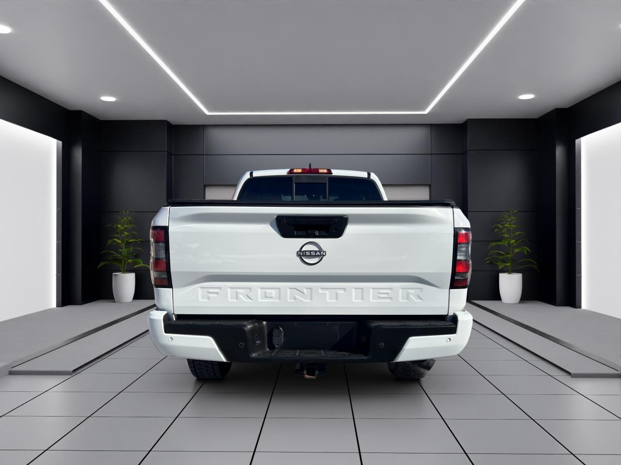 2022 Nissan Frontier SV PKG - CREW CAB STD BED - Blind Spot Monitor !! Photo