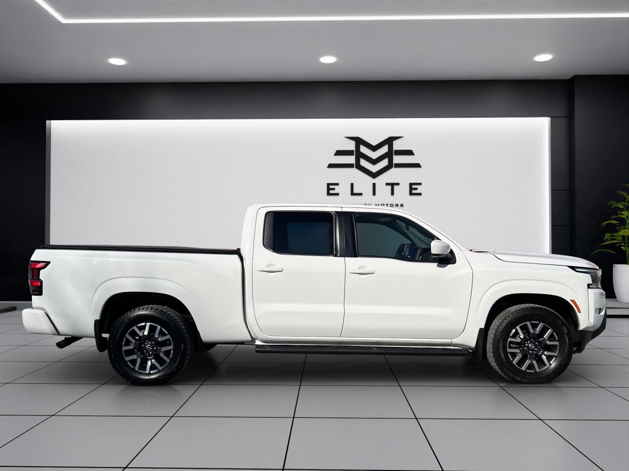 2022 Nissan Frontier SV PKG - CREW CAB STD BED - Blind Spot Monitor !! Photo