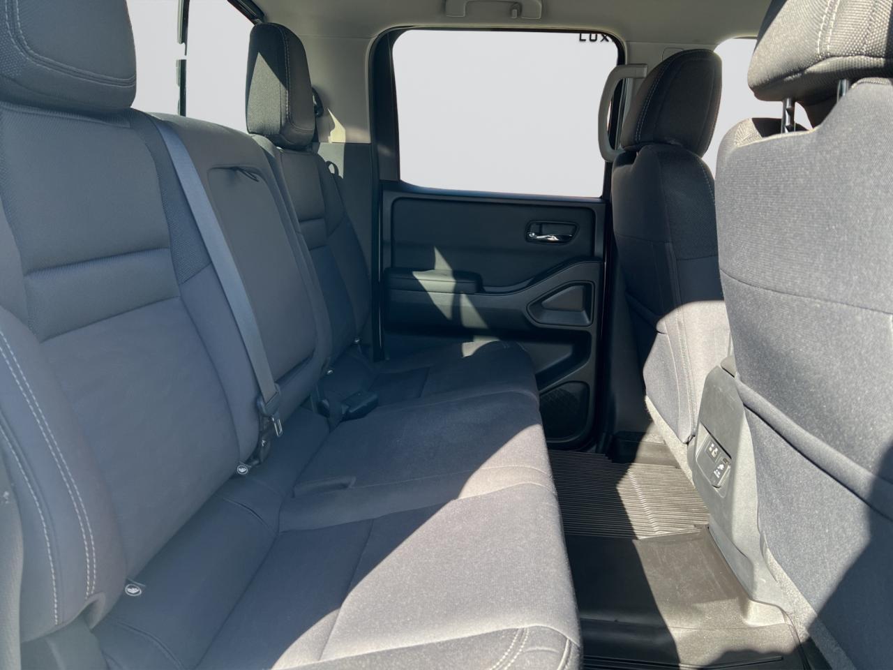 2022 Nissan Frontier SV PKG - CREW CAB STD BED - Blind Spot Monitor !! Photo