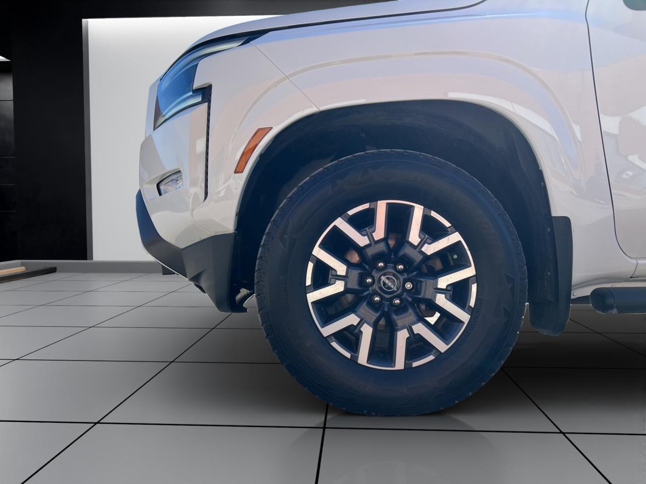 2022 Nissan Frontier SV PKG - CREW CAB STD BED - Blind Spot Monitor !! Photo