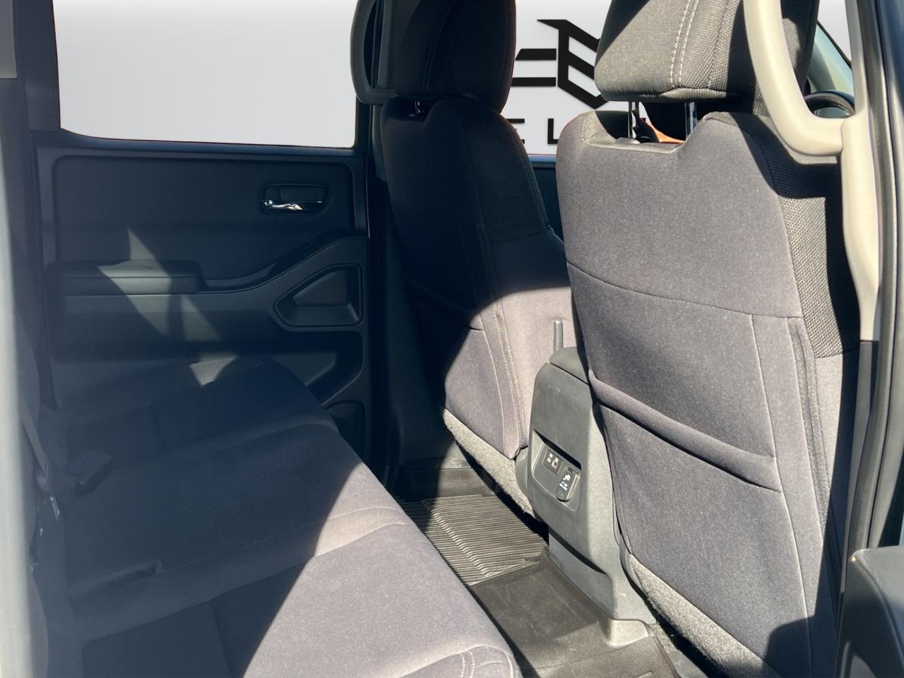 2022 Nissan Frontier SV PKG - CREW CAB STD BED - Blind Spot Monitor !! Photo