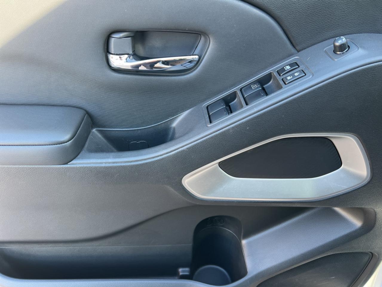 2022 Nissan Frontier SV PKG - CREW CAB STD BED - Blind Spot Monitor !! Photo