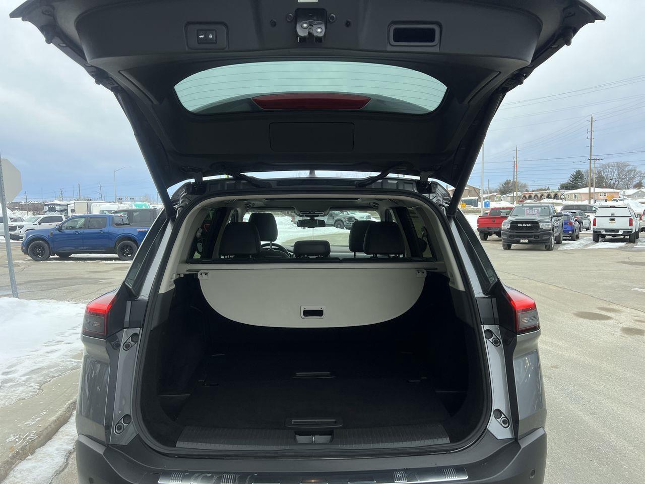 2023 Nissan Rogue SL AWD, HEATED LEATHER SEATS, MOONROOF, NAV, SIRIUS XM, CRUISE CONTROL, POWER LIFTGATE!! Photo