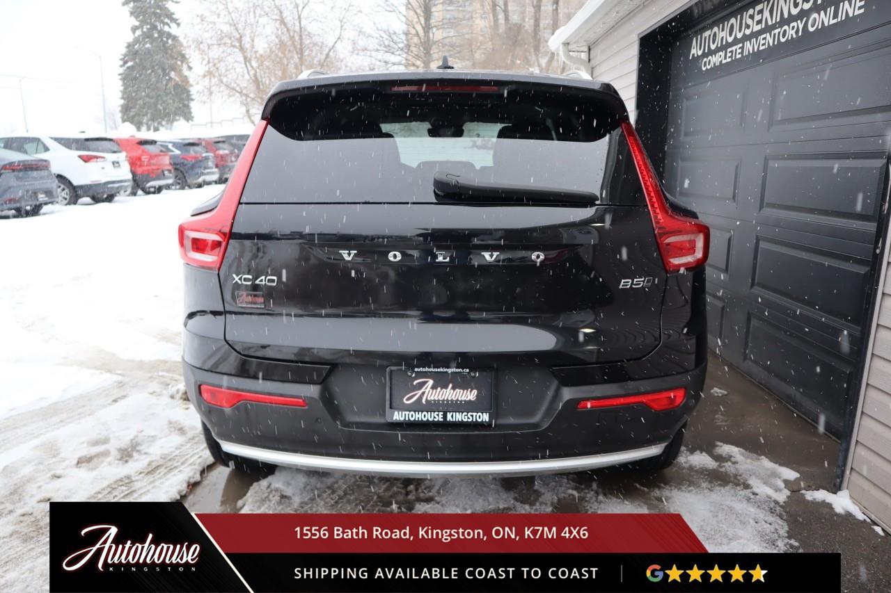 2024 Volvo XC40 B5 Plus Bright Theme MILD HYBRID TECH - PANORAMIC MOON ROOF Photo