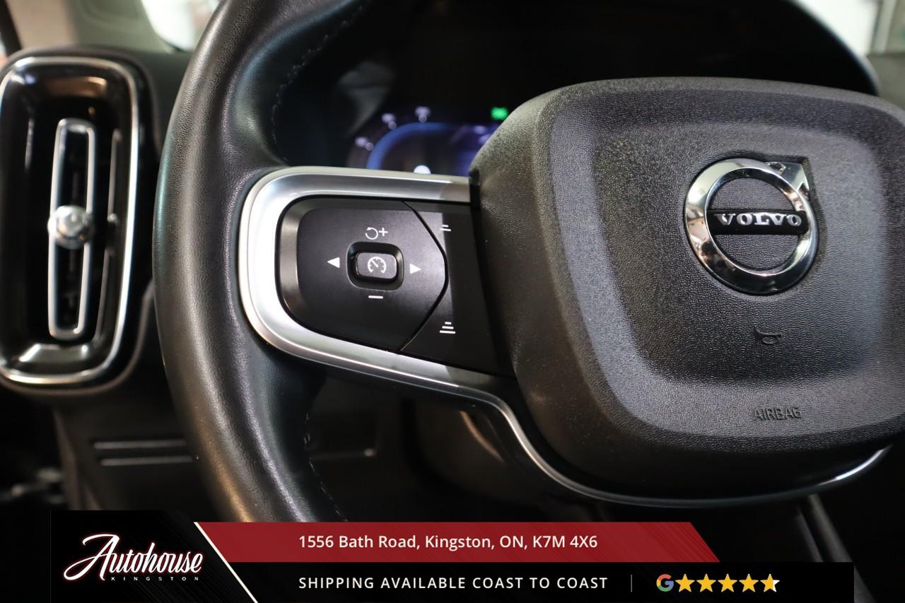 2024 Volvo XC40 B5 Plus Bright Theme MILD HYBRID TECH - PANORAMIC MOON ROOF Photo