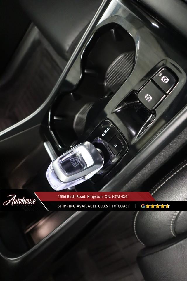 2024 Volvo XC40 B5 Plus Bright Theme MILD HYBRID TECH - PANORAMIC MOON ROOF Photo