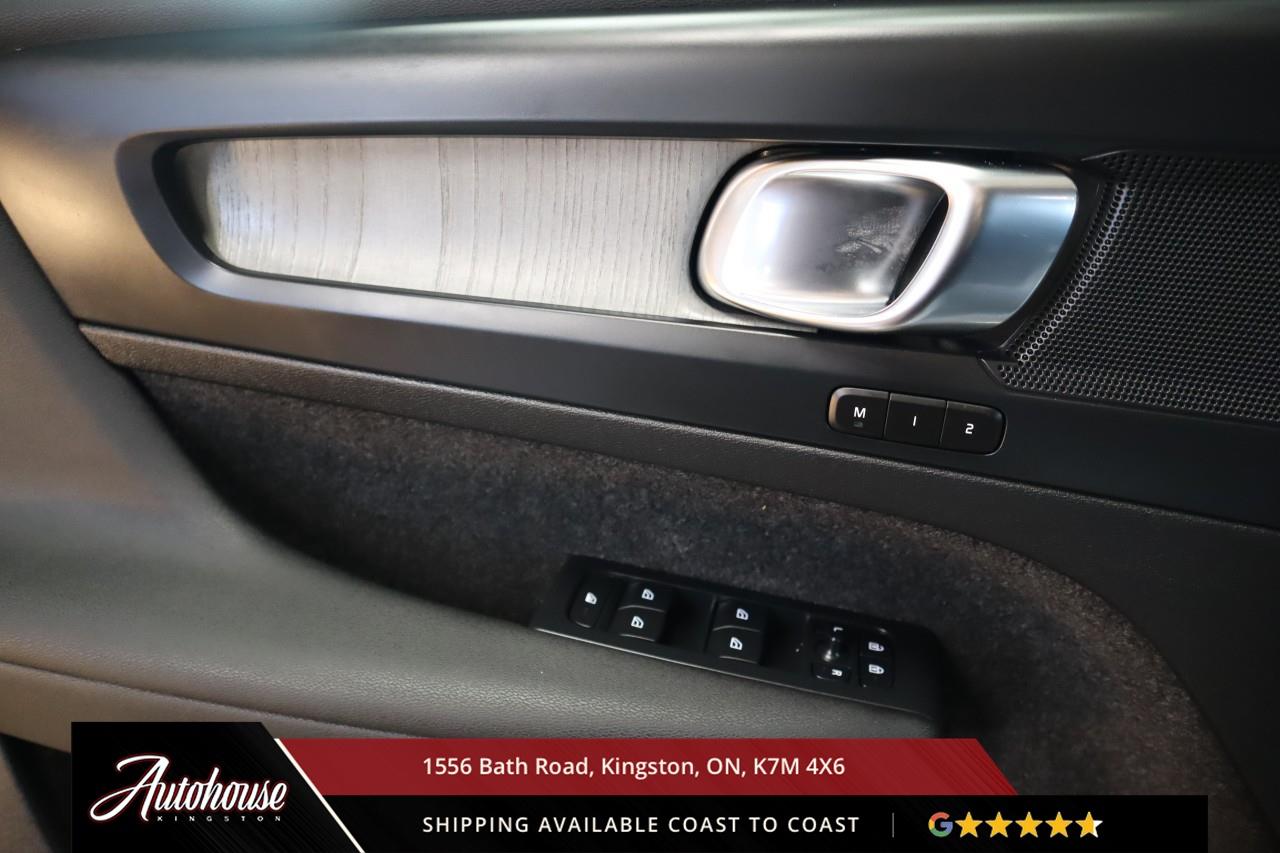 2024 Volvo XC40 B5 Plus Bright Theme MILD HYBRID TECH - PANORAMIC MOON ROOF Photo