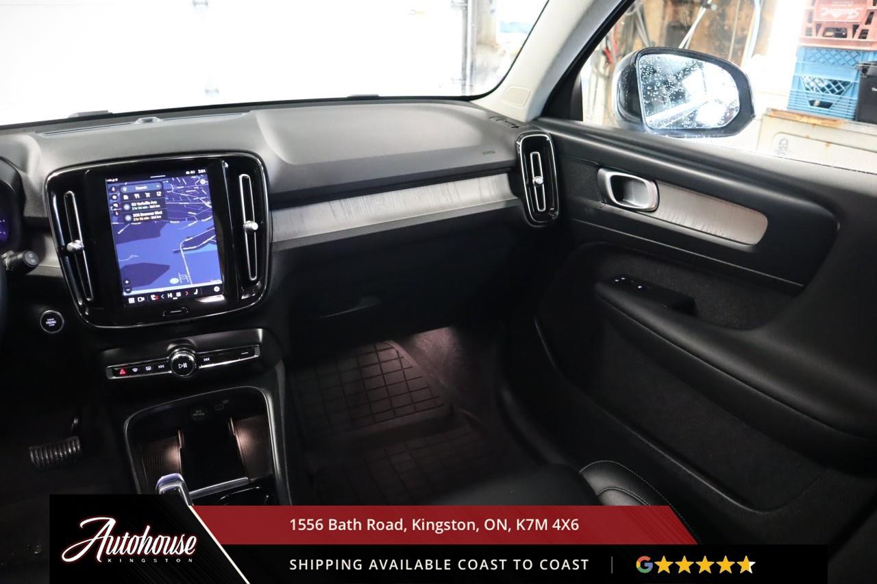 2024 Volvo XC40 B5 Plus Bright Theme MILD HYBRID TECH - PANORAMIC MOON ROOF Photo
