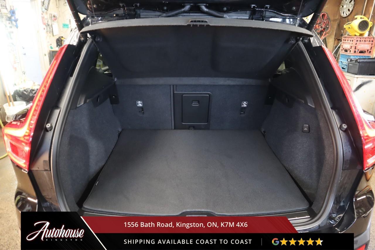 2024 Volvo XC40 B5 Plus Bright Theme MILD HYBRID TECH - PANORAMIC MOON ROOF Photo