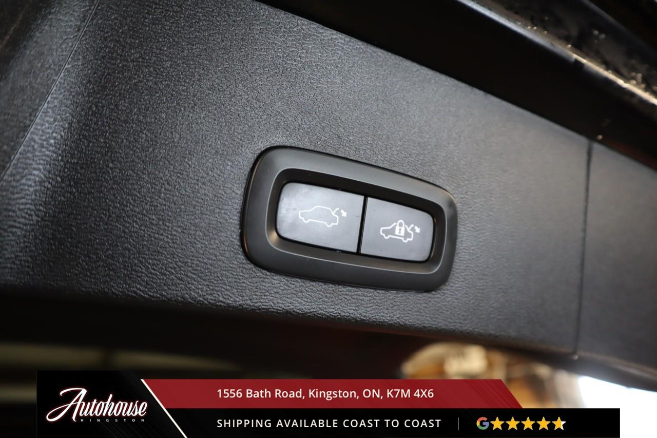 2024 Volvo XC40 B5 Plus Bright Theme MILD HYBRID TECH - PANORAMIC MOON ROOF Photo