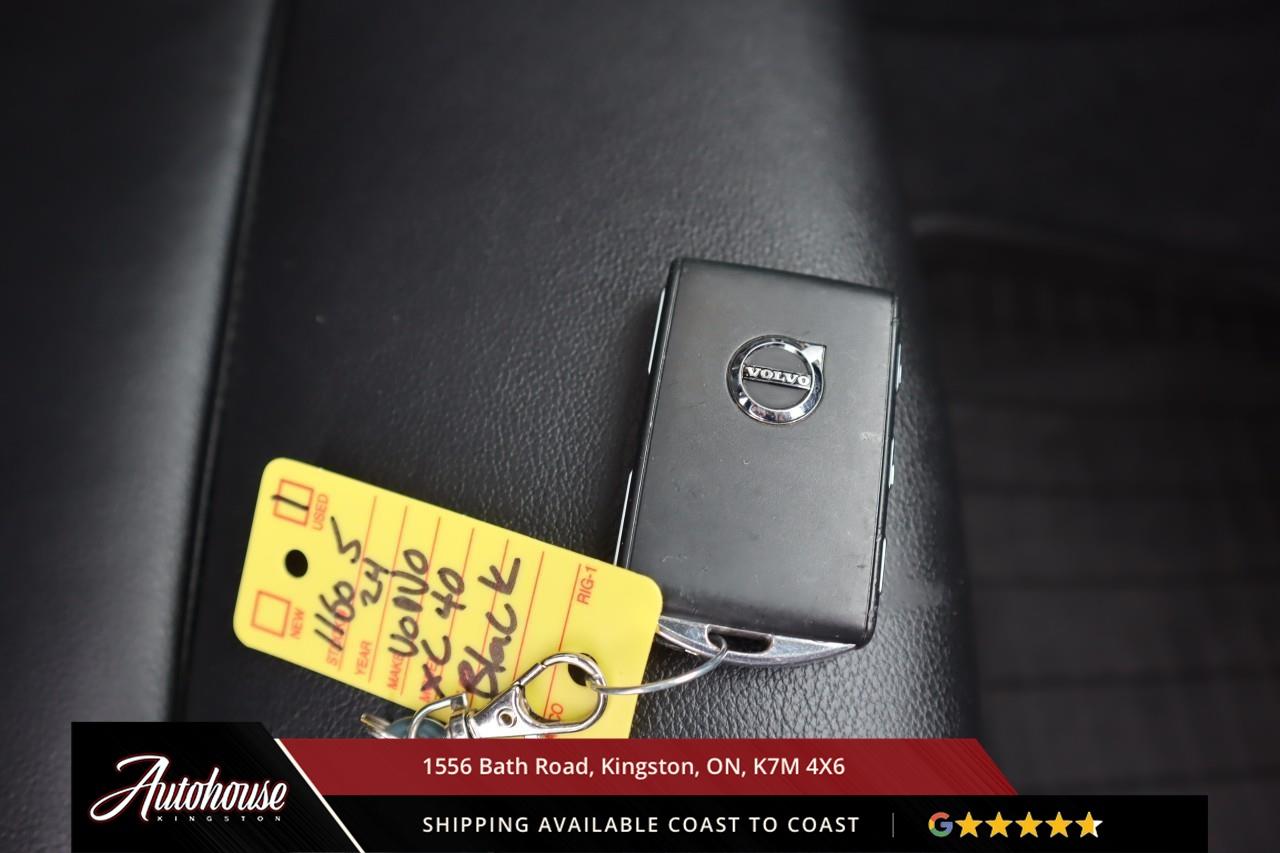 2024 Volvo XC40 B5 Plus Bright Theme MILD HYBRID TECH - PANORAMIC MOON ROOF Photo