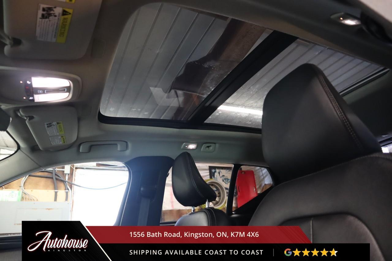 2024 Volvo XC40 B5 Plus Bright Theme MILD HYBRID TECH - PANORAMIC MOON ROOF Photo