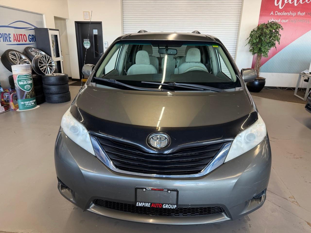2012 Toyota Sienna LE Photo2