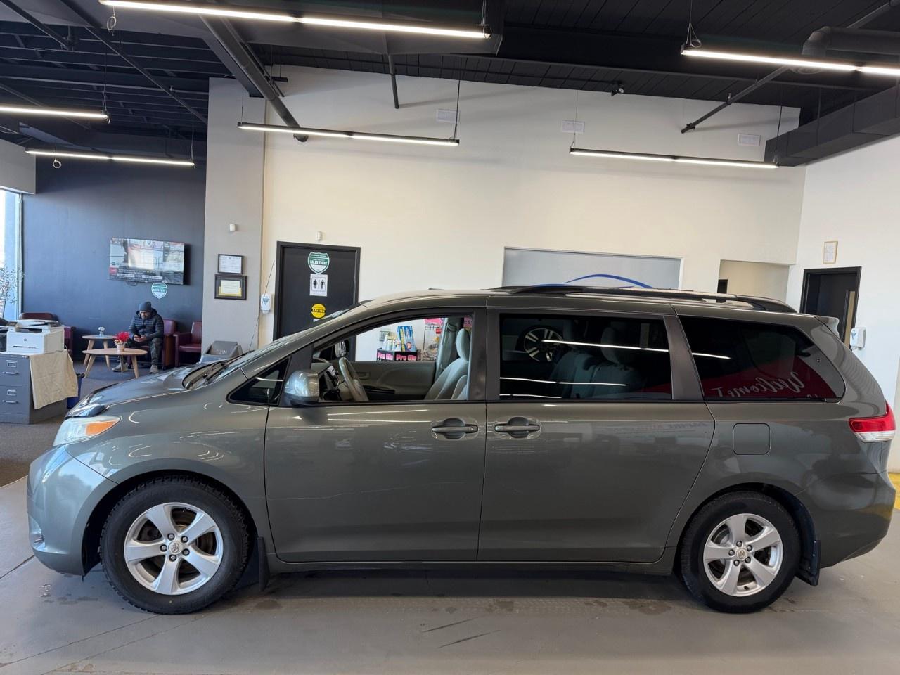 2012 Toyota Sienna LE Photo3