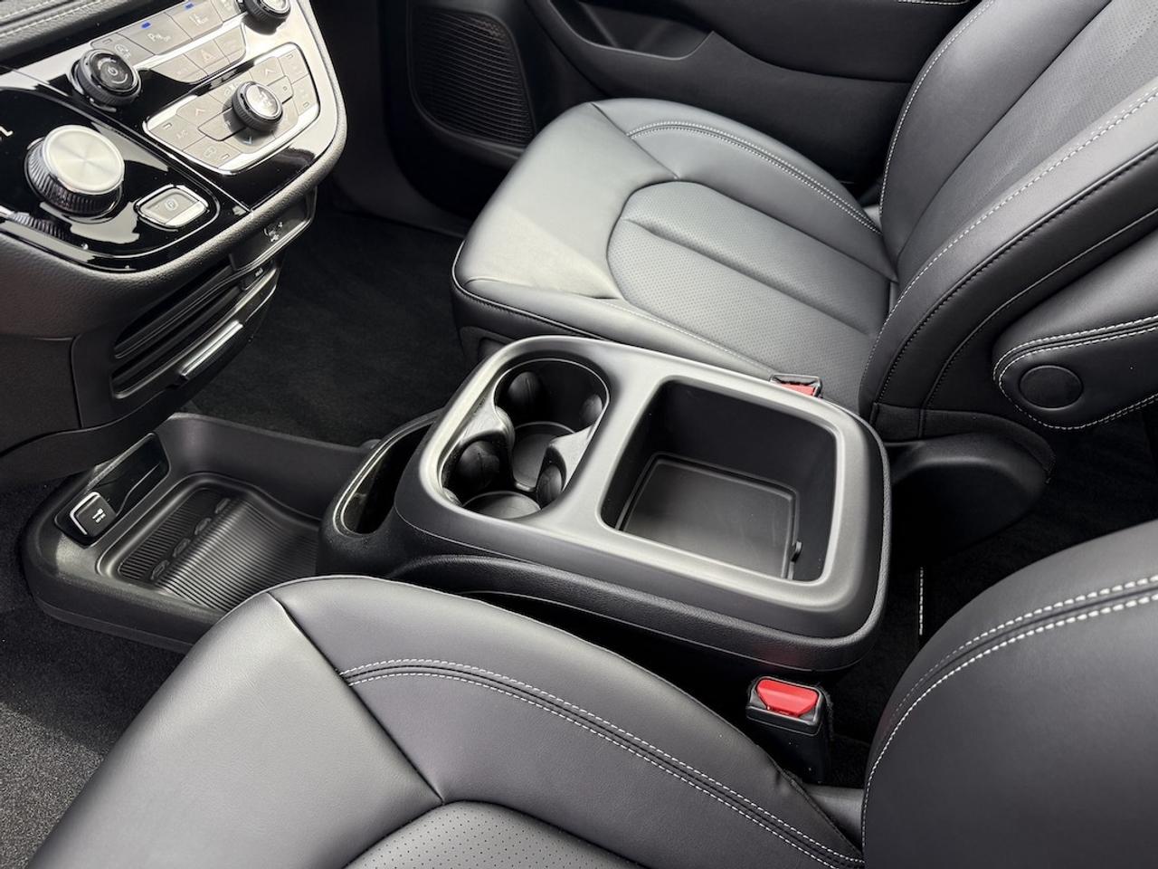 2026 Chrysler Pacifica Select AWD Photo