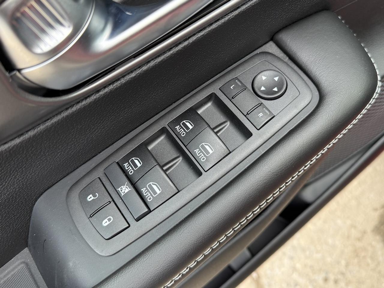 2026 Chrysler Pacifica Select AWD Photo