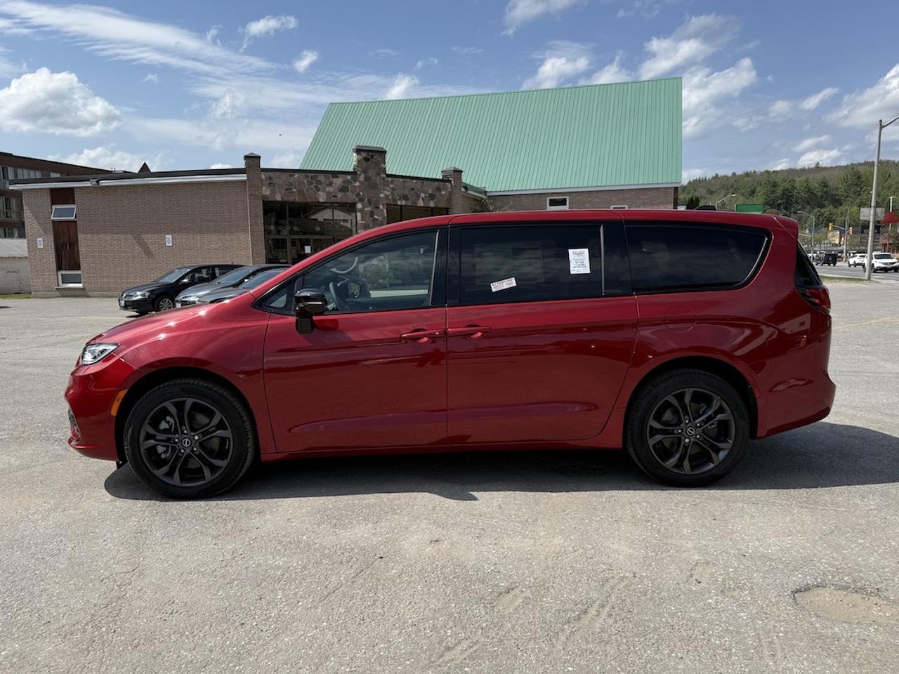 2026 Chrysler Pacifica Select AWD Photo