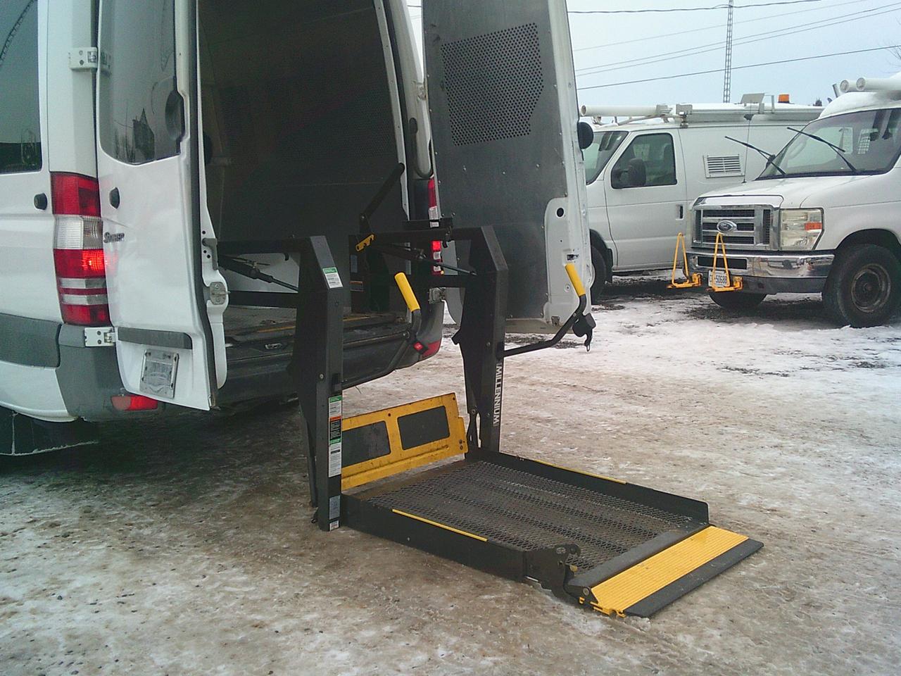 2010 Mercedes-Benz Sprinter 3500 170 WB Liftgate + 10 Passenger Photo