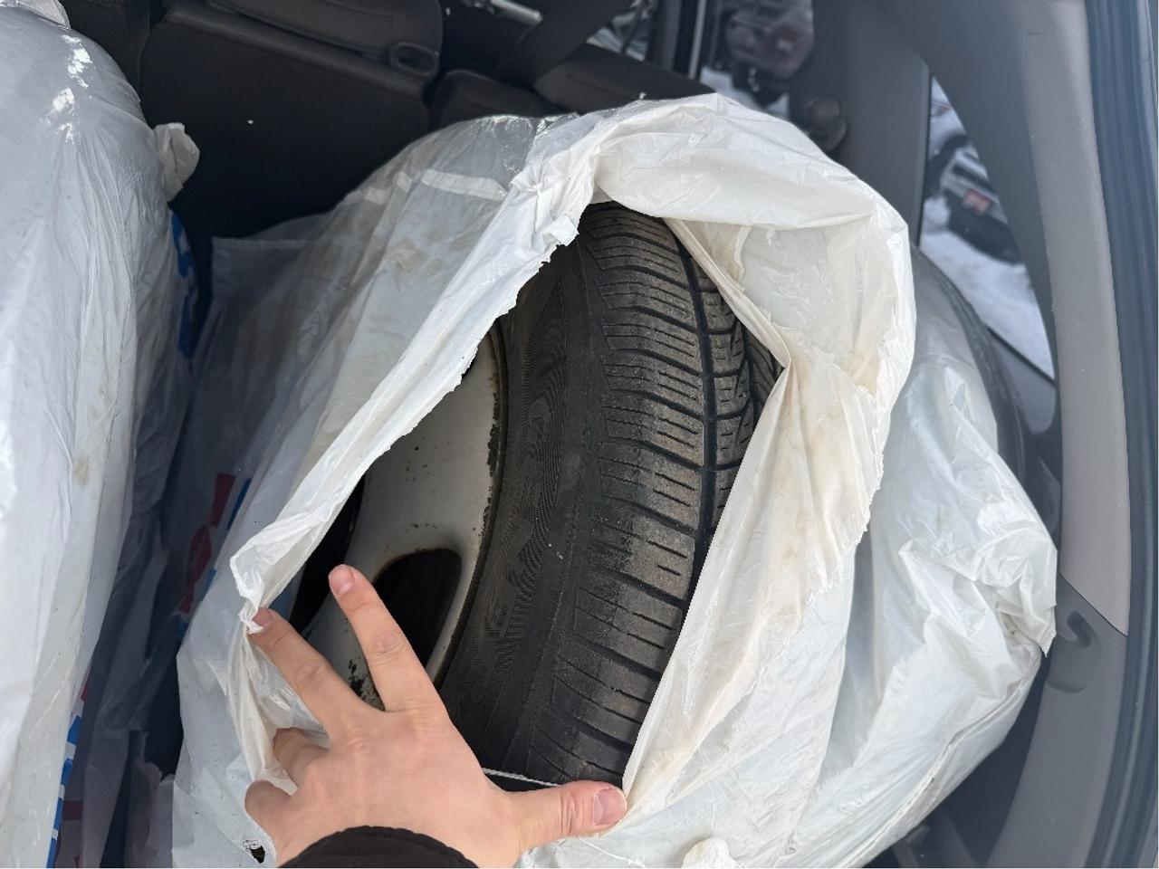 2008 Honda CR-V | Two Sets Of Tires Photo