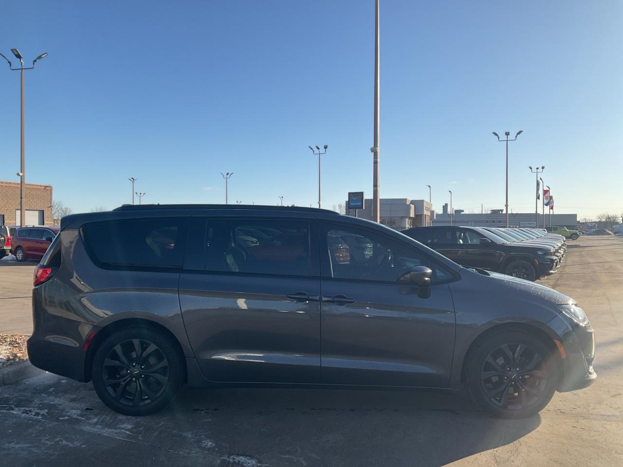 2019 Chrysler Pacifica "S" STYLE PKG / ADV SAFETY / NAV / DVD / SUNROOF Photo3