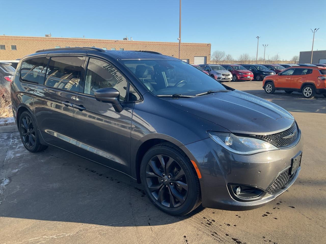 2019 Chrysler Pacifica "S" STYLE PKG / ADV SAFETY / NAV / DVD / SUNROOF Photo2
