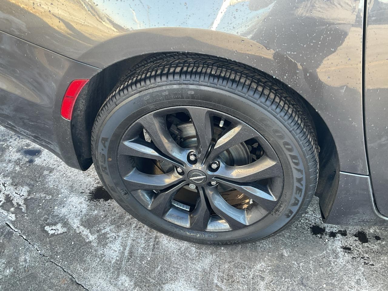 2019 Chrysler Pacifica "S" STYLE PKG / ADV SAFETY / NAV / DVD / SUNROOF Photo4