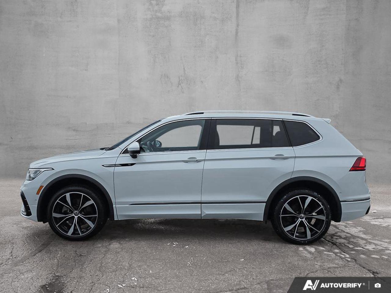 2023 Volkswagen Tiguan Highline R-Line | Apple Car Play | Heated Seats | 4MOTION All-Wheel Drive Photo