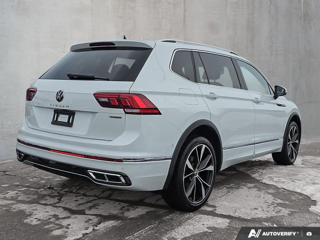 2023 Volkswagen Tiguan Highline R-Line | Apple Car Play | Heated Seats | 4MOTION All-Wheel Drive Photo