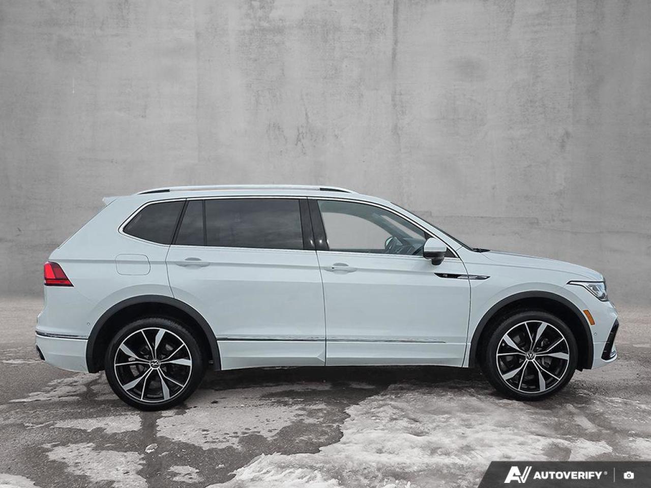 2023 Volkswagen Tiguan Highline R-Line | Apple Car Play | Heated Seats | 4MOTION All-Wheel Drive Photo