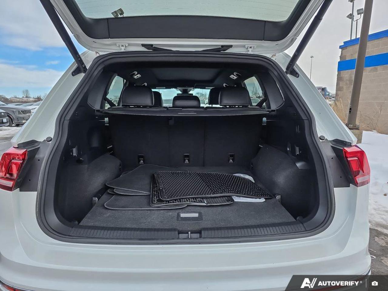 2023 Volkswagen Tiguan Highline R-Line | Apple Car Play | Heated Seats | 4MOTION All-Wheel Drive Photo