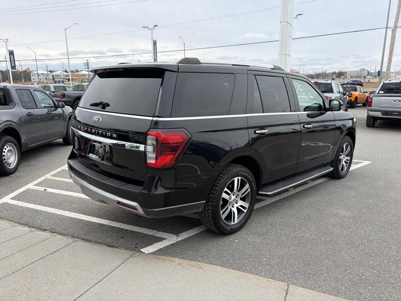 2023 Ford Expedition Limited  Photo4