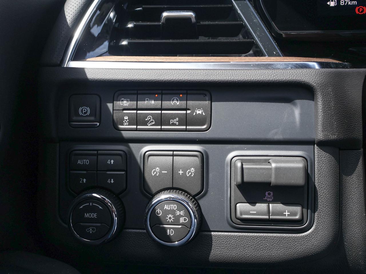 2026 Chevrolet Suburban High Country Photo