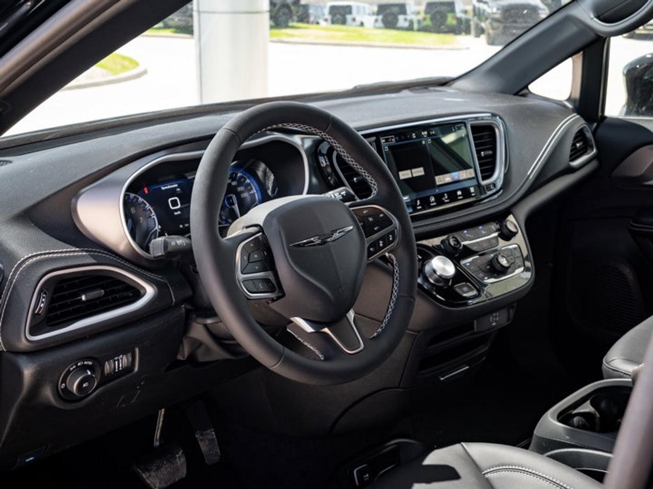 2026 Chrysler Pacifica Select Photo2