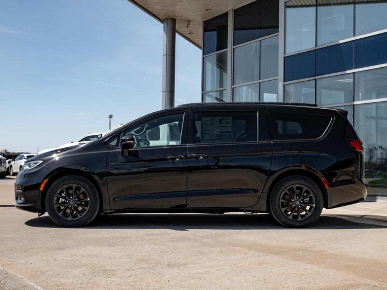 2026 Chrysler Pacifica Select Photo