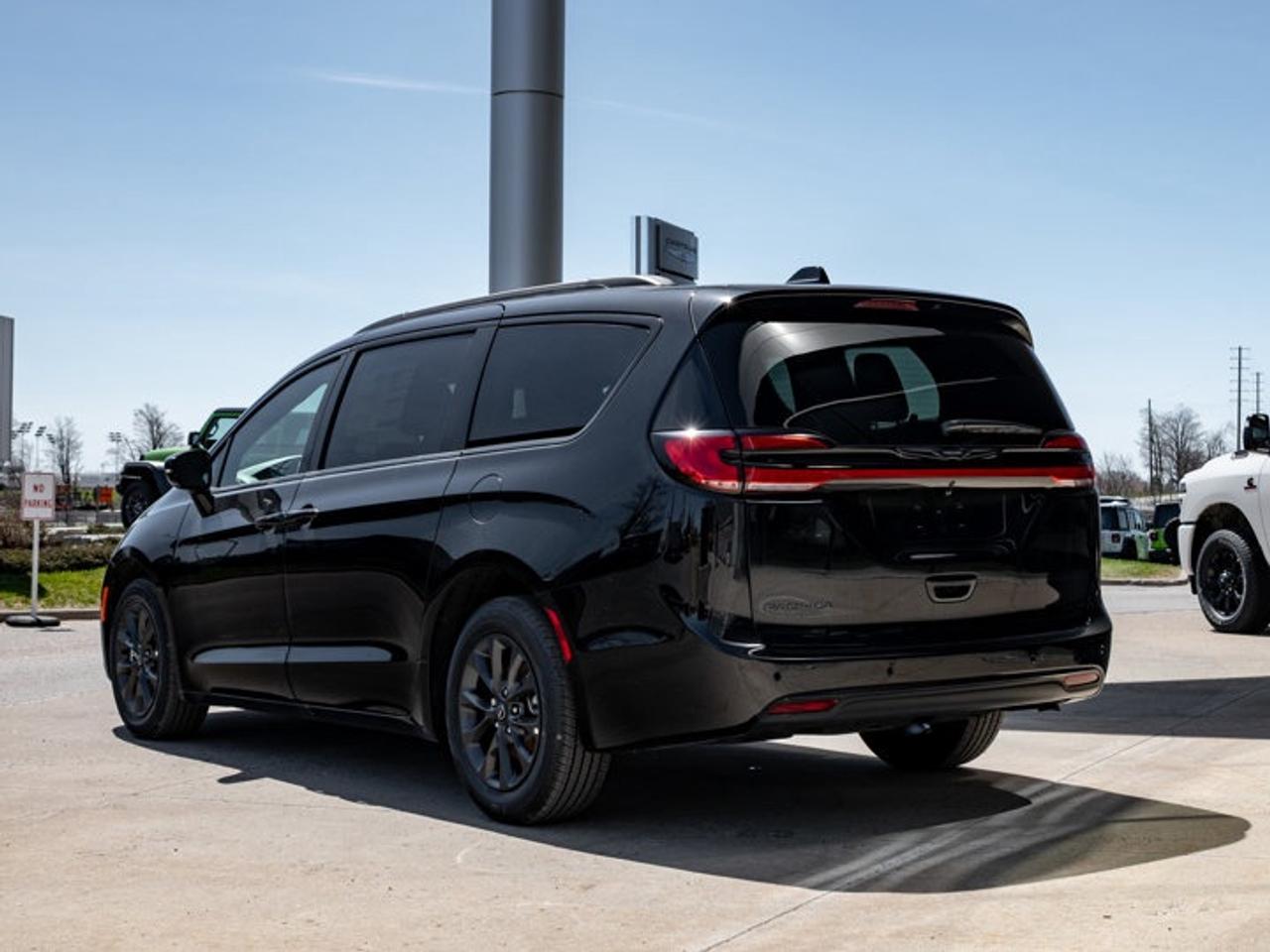 2026 Chrysler Pacifica Select Photo