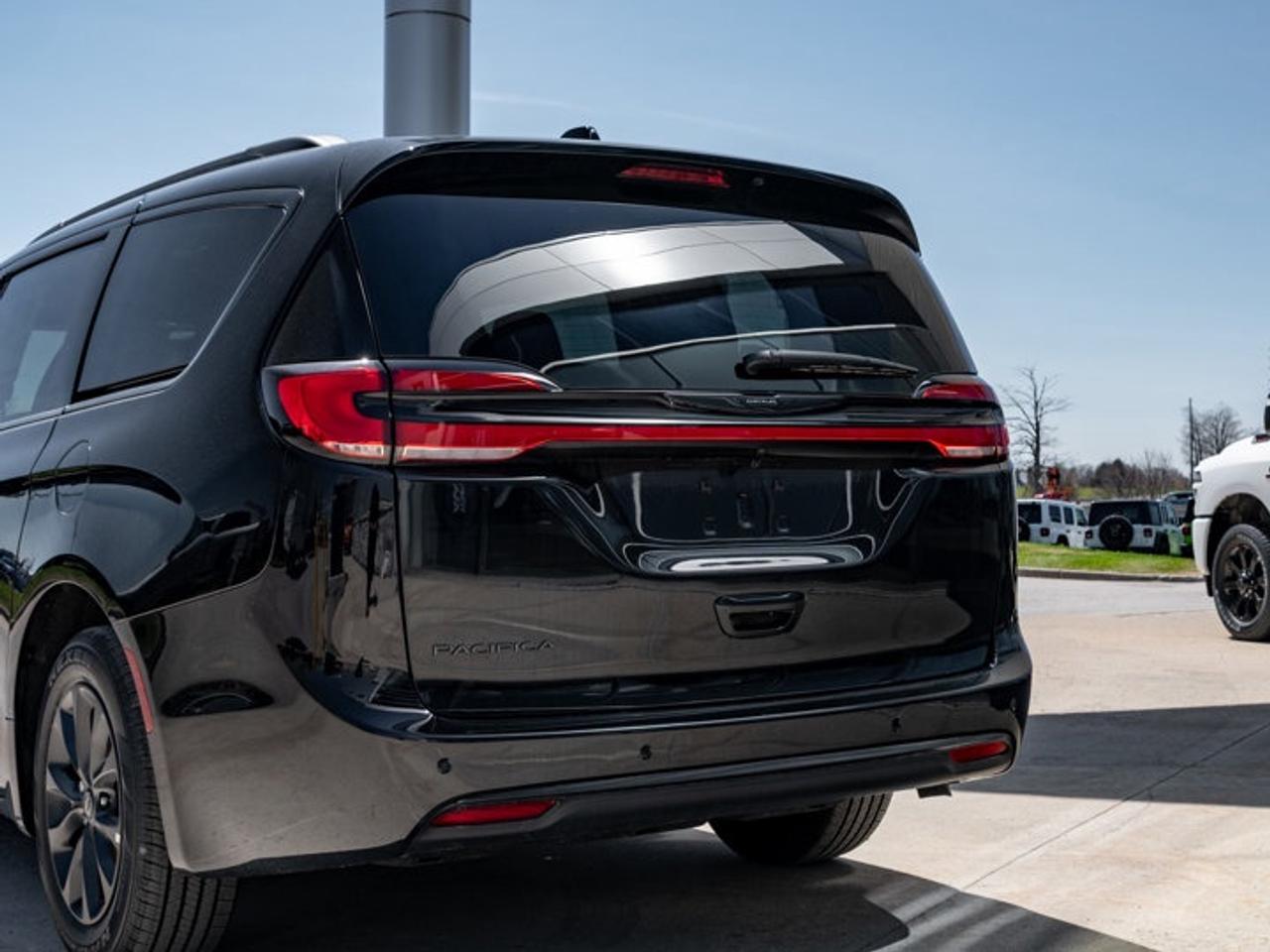 2026 Chrysler Pacifica Select Photo