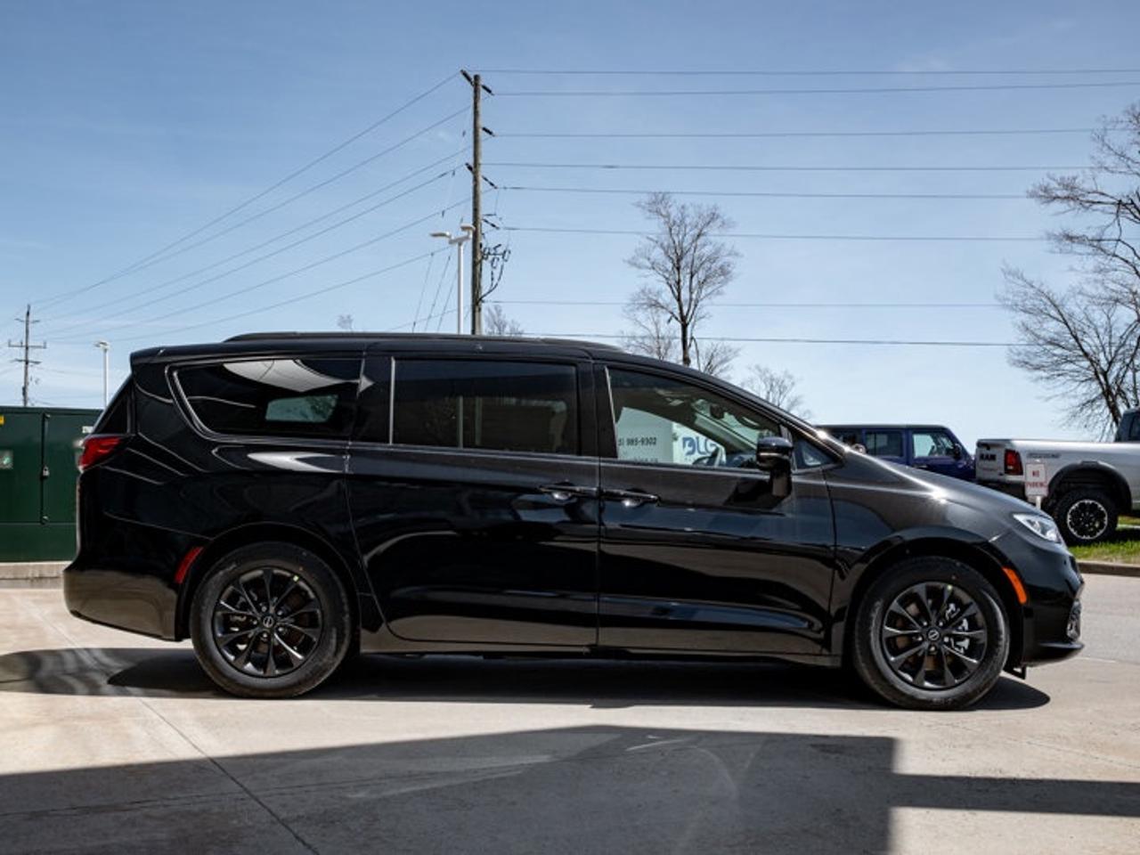 2026 Chrysler Pacifica Select Photo